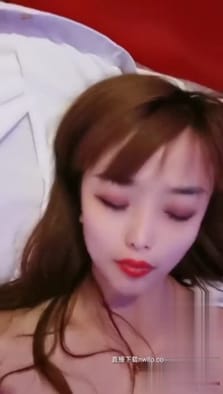 粉色小玩具已无法满足风骚小姐姐，大半夜诱惑按摩小哥用肉棒替她的骚穴按摩~