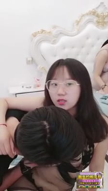  单马尾和双马尾一次满足，找来表妹的闺蜜一起献出湿漉漉的鲍鱼!