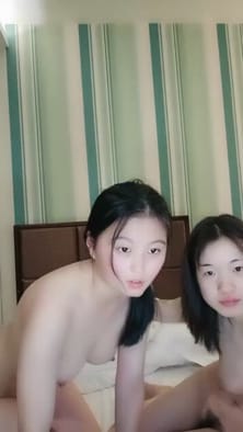 童颜大奶两个00后嫩妹子道具互玩炮友老哥双飞啪啪，震动棒抽插摸奶口交上位骑坐大力猛操