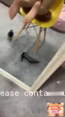趁老公出门，寂寞人妻找了单男回家咬咬踩踩！