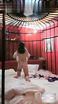 白皙性感妹子爱吃鸡，跟男友在牢笼主题摩铁啪啪，还玩起了SM道具