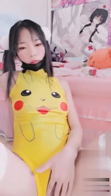 推特网红小仙云儿穿皮卡丘紧身衣自抠小穴，还舔自己的淫水～