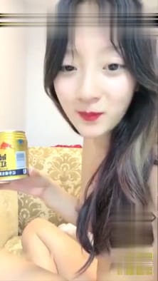 纹身小哥哥激战苗条妹子~在沙发上不畏镜头翘著屁股爽玩一波~
