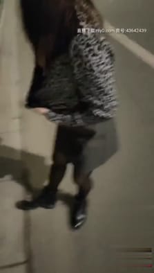 美乳野外露出美女「麻衣川子」晚上户外勾引路人到废墟啪啪～