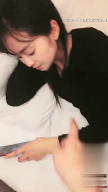 和黑衣漂亮妹子约啪啪，看她被操得爽到受不了的表情真诱人～