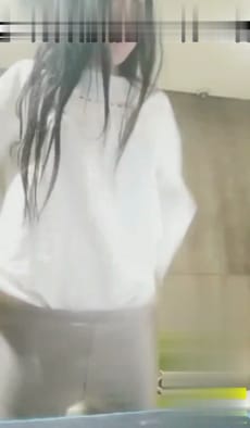 【国产馆】刚花大价钱做完整形美容的网红妹子在网吧玩露出被隔壁小伙发现