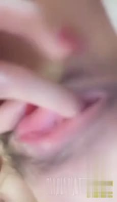 聽聲音就知道她很騷! 愛聊色的妹妹只希望哥哥快看: 「下面那麼濕」