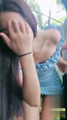 漂亮长腿小姐姐走进深山打野炮～高难度姿势让蒙面男干的够！