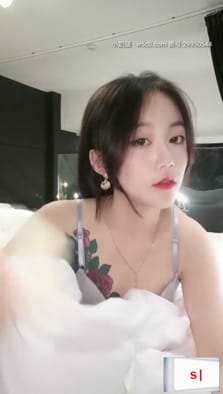  大一学生)高颜值纹身妹和眼睛男激情啪啪大秀