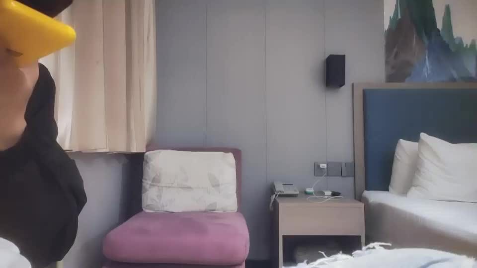 挣钱娶媳妇儿牛仔裤小姐姐聊着聊着就开始操逼