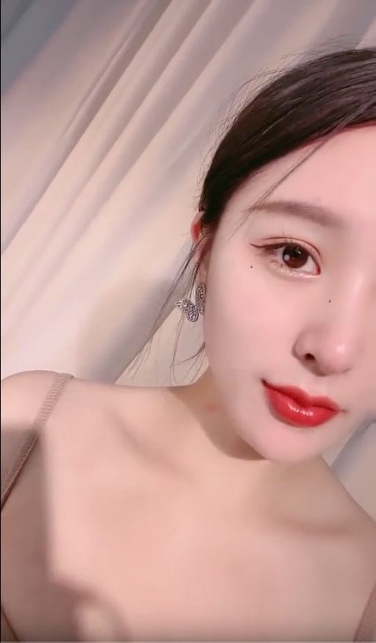 模特级网红女神！浓妆红唇超性感！吊带长裙极品美腿，半脱下黑丝翘臀插穴，微毛嫩穴紧致极度诱惑