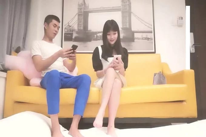 背带裤妹子洗完澡舌吻调情，特写口交摸逼骑坐无套猛操