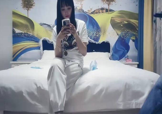 肉肉身材白色T恤妹子 张开双腿摸逼搞得妹子很痒 蹲着特写口交抬腿后入 扶着手骑乘猛操