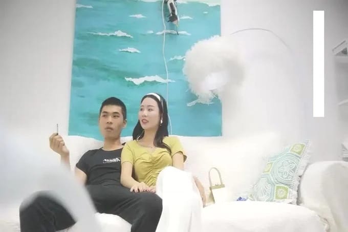 约了个白裤少妇，特写口交镜头前后入抽插猛操深喉插嘴