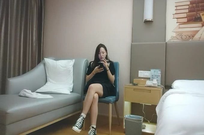 黑裙小少妇 情趣装黑丝袜扭动屁股 翘起大屁股舔屌 正入抽插打桩猛操