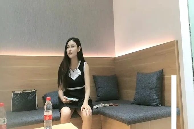 高颜值甜美黑裙妹子，脱光光沙发调情一番口交舔弄，上位骑坐抽插逼逼无毛