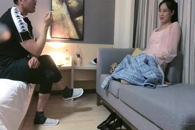 马尾辫良家小少妇和好友一起3P 前面插嘴后面扣穴 掰开小穴特写 洞洞清晰可见 大屁股上位骑乘猛坐