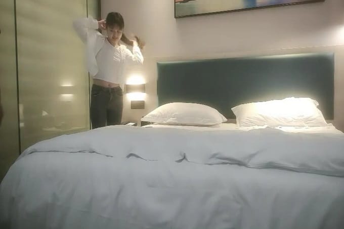 极品嫩妹小姐姐，舔弄对着脸特写口交，脱掉内裤上位骑乘，扛起双腿抽插猛操