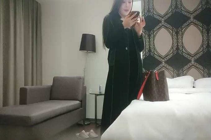 网红脸外围小骚货 自带黑丝吊带透视装 特写深喉口活很不错 骑乘大屁股操起了很带劲