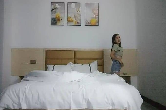 约操骚熟女 ，摸摸搞高正入直接操 ，床边抬起双腿就是操 ，搞了很久才射