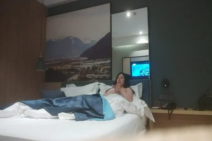 中场休息 激战继续 精品小少妇 鲍鱼粉嫩 自己出了水 让赶紧插入 无套内射捂逼洗澡休息