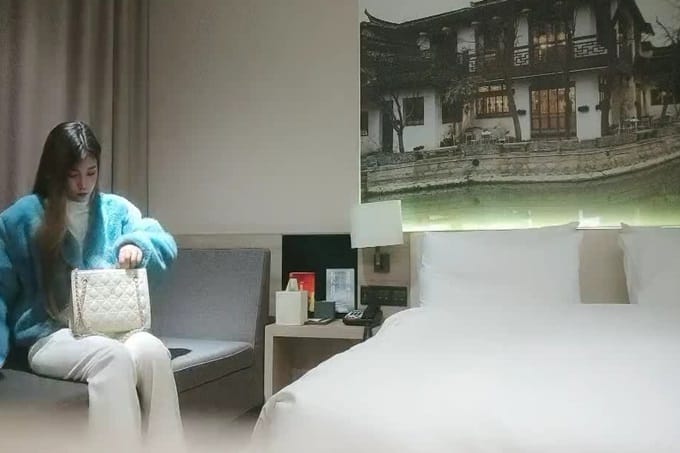 肉肉少妇啪啪，隔着内裤揉穴，镜头前深喉口交，大屁股上位骑乘套弄