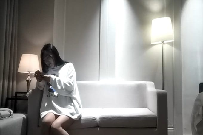 极品美乳 风骚妩媚俏佳人 沙发干到桌旁 口含鸡巴香艳刺激 后入高潮精彩