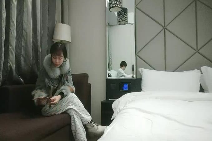 高品质探花 深夜网约外围妹子 脱掉衣服互摸调情 屁股磨蹭舔屌 屁股套弄后入撞猛操