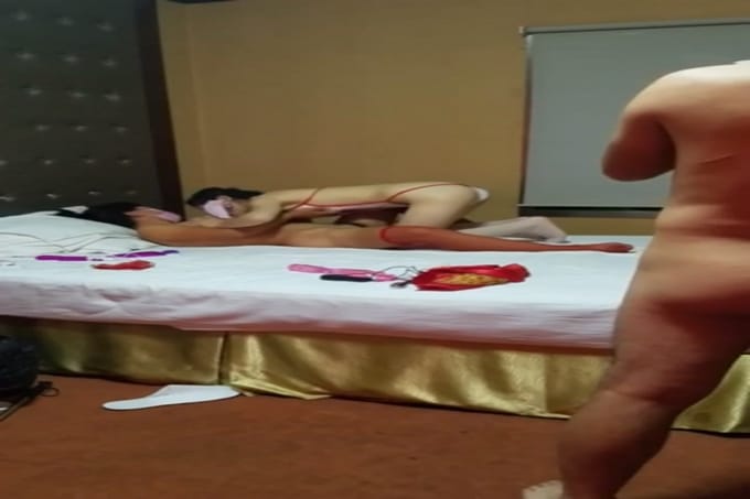 套路很深的大哥双飞制服美女拍了还被暗拍全过程。
