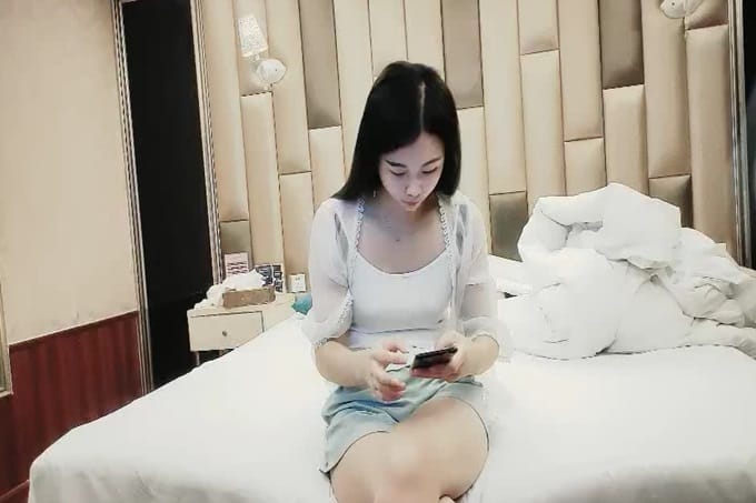 老婆姨姐闺蜜下海偷拍 超近距离视角深喉插嘴 床边张开双腿大力猛操 用力往前顶爽了娇喘连连