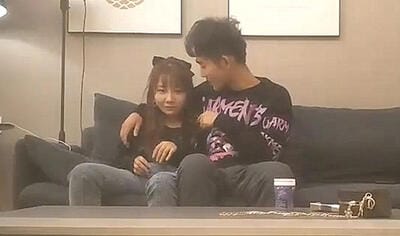 黑衣牛仔裤妹子调情69舔逼再到床上近距离拍摄开档黑丝后入