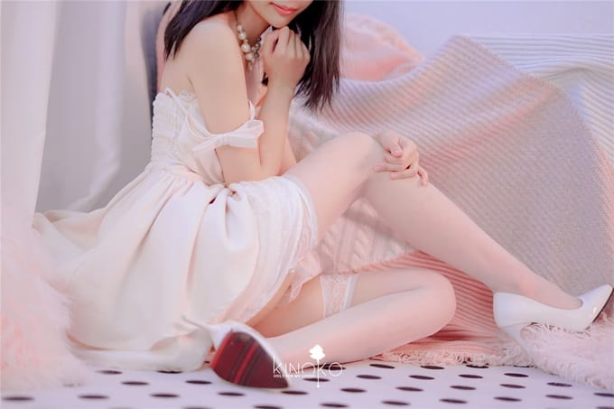 【最新极品流出】超爆网红美少女【铃木美咲】大尺度淫乱新作 弟弟手啪被发现姐姐帮解决 魅惑白丝篇