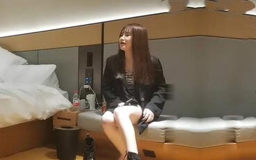 黑色外套短裙妹子舔弄后入大力抽插