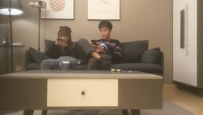 小伙玩弄妹子的骚逼