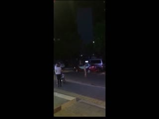 最新门事件瞅着很眼熟的网红脸蛋据说是个网红主播磕了药街头裸奔嗨翻了路过的司机