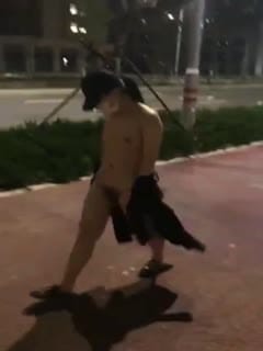 【抖音】妹子唱着歌裸奔