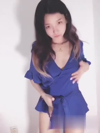 ?漂亮美女和男友投入啪啪 细腻口活射了一胸脯 还想叫她吃下去美容