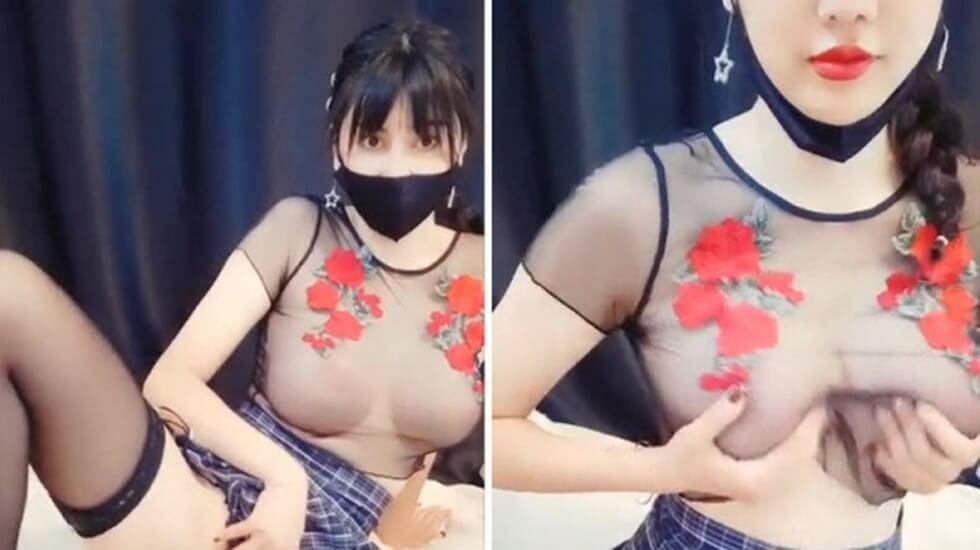 颜值不错口罩大奶妹子道具自慰秀,情趣装黑丝诱惑道具JJ抽插非常诱人,很是诱惑喜欢不要错过