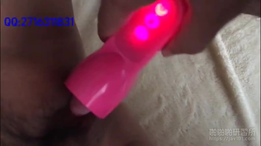 妹纸不听话被男友吊着用勺子打BB，哭着认错，然后放下来再狠狠操,咪咪很大很漂亮