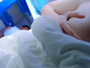 巨乳妹子在火车卧铺自拍