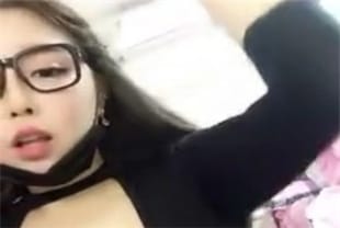 打飞机推荐宅男女神超高人气童颜巨乳主播三胖戴着黑框眼镜好像AV里的老师