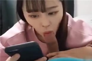 沉迷手游的妹子一边帮男友口交一边玩GAME还真忙