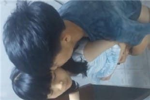 本土小情侣自拍趁父母不在家在浴室偷尝禁果