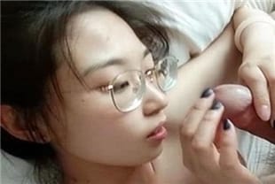 斯文眼镜正妹深喉吃的津津有味配合嘿咻