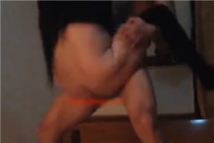总去健身很Man的年轻帅小伙健身房勾搭的出轨少妇体格好太生猛了抱起来狠干少妇