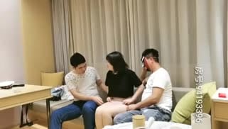 短发妹子玩3P