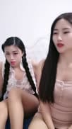 剧情演绎热水器修理工上门维修被两个少妇下药，拖到卧室扒掉裤子双飞