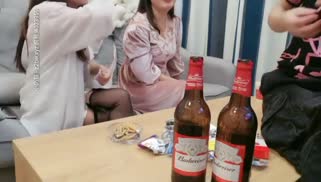 (户外勾搭小骚货)带两个小姐姐回家玩双飞