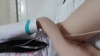 双马尾逼逼无毛萝莉萌妹子道具自慰，跳蛋塞入特写拉扯出白浆震动棒抽插