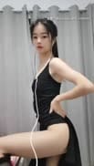 (粘黏黏)清纯苗条牙套萌妹子项圈乳夹脚铐诱惑，掰穴特写自摸呻吟娇喘